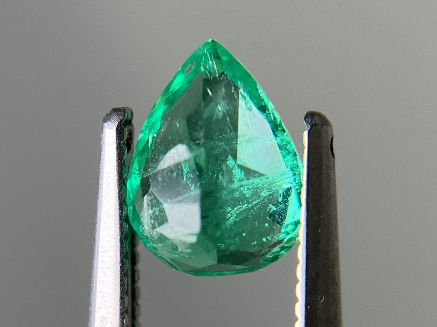 エメラルド 0.893ct  中央宝石ソーティング付き  7.72㎜×5.97㎜×4.16㎜  天然 ルース（ 裸石 ） 4931YY
