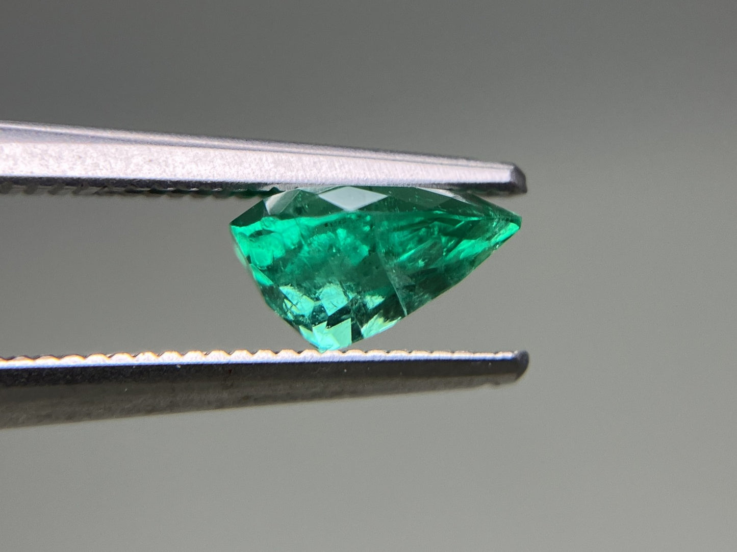 エメラルド 0.893ct  中央宝石ソーティング付き  7.72㎜×5.97㎜×4.16㎜  天然 ルース（ 裸石 ） 4931YY