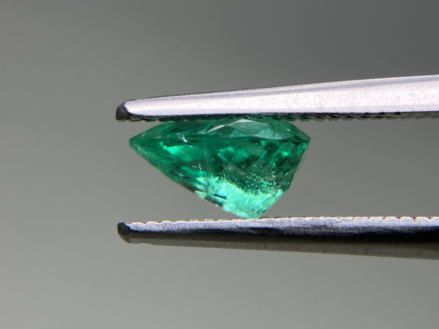 エメラルド 0.893ct  中央宝石ソーティング付き  7.72㎜×5.97㎜×4.16㎜  天然 ルース（ 裸石 ） 4931YY