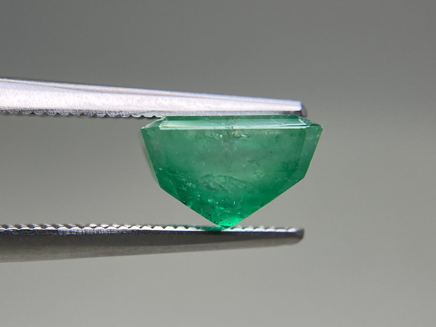 エメラルド 2.715ct 中央宝石ソーティング付き 8.82㎜×7.32㎜×5.62㎜ 天然 ルース（ 裸石 ） 4881YY