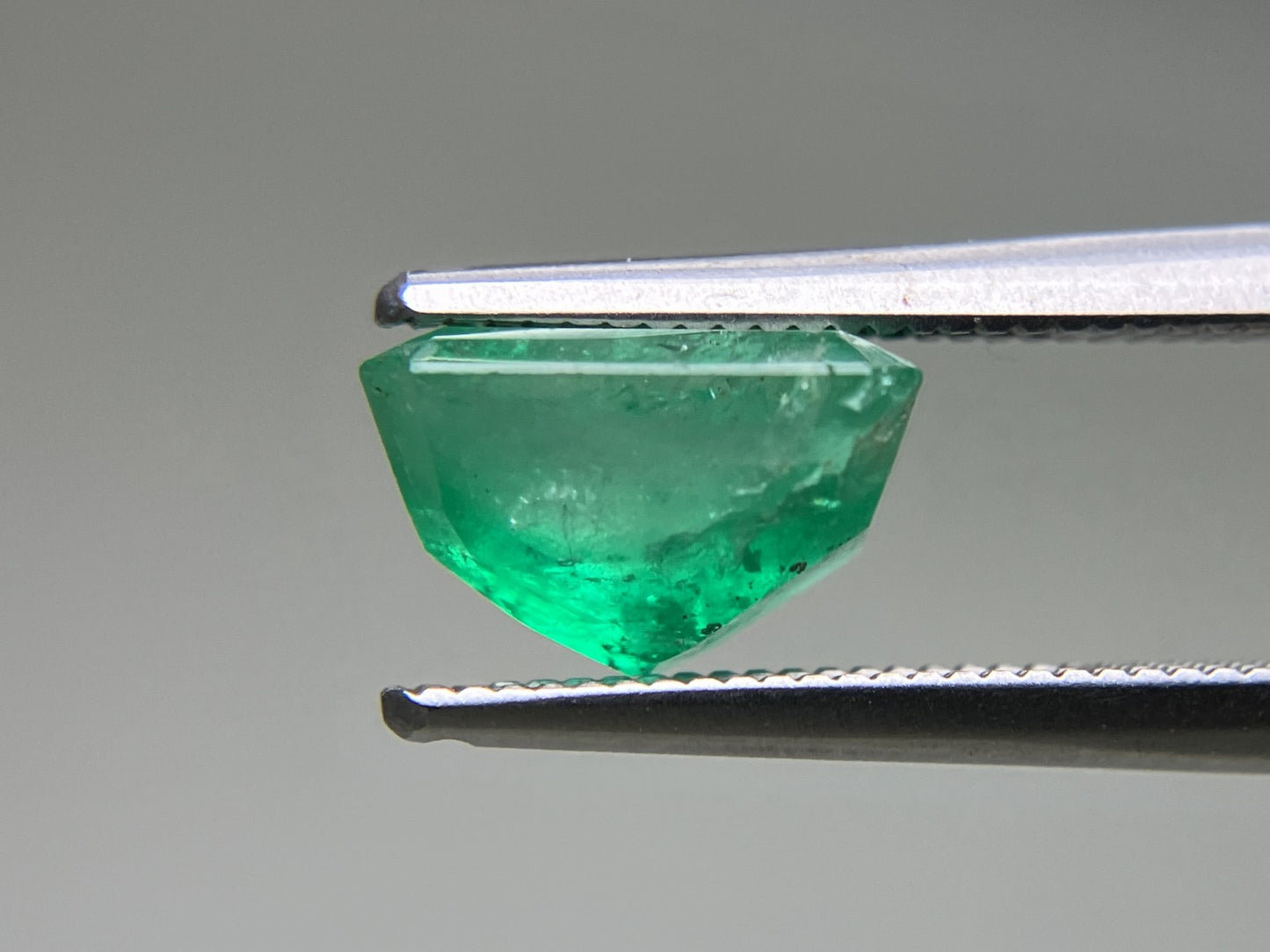 エメラルド 2.715ct 中央宝石ソーティング付き 8.82㎜×7.32㎜×5.62㎜ 天然 ルース（ 裸石 ） 4881YY