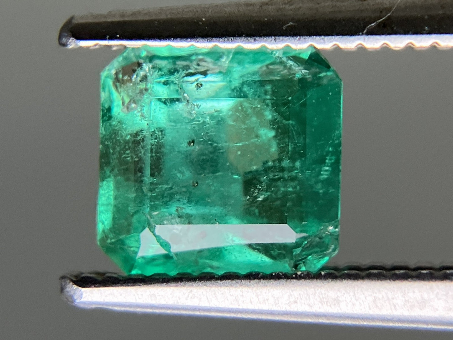 エメラルド 1.096ct  宝石ソーティング付き  5.9㎜×6.1㎜×4.5㎜  天然 ルース（ 裸石 ） 4978YY