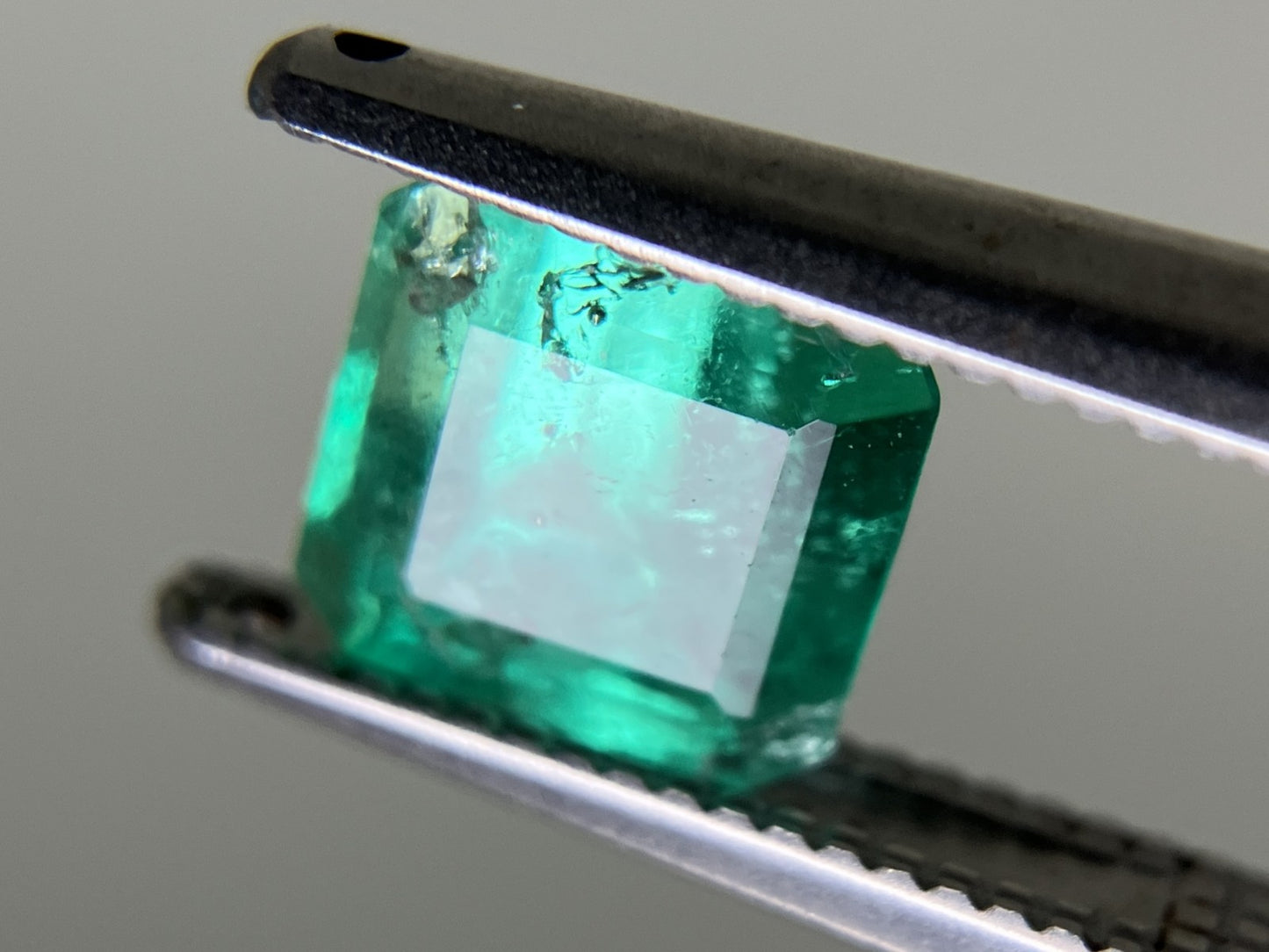 エメラルド 1.096ct  宝石ソーティング付き  5.9㎜×6.1㎜×4.5㎜  天然 ルース（ 裸石 ） 4978YY