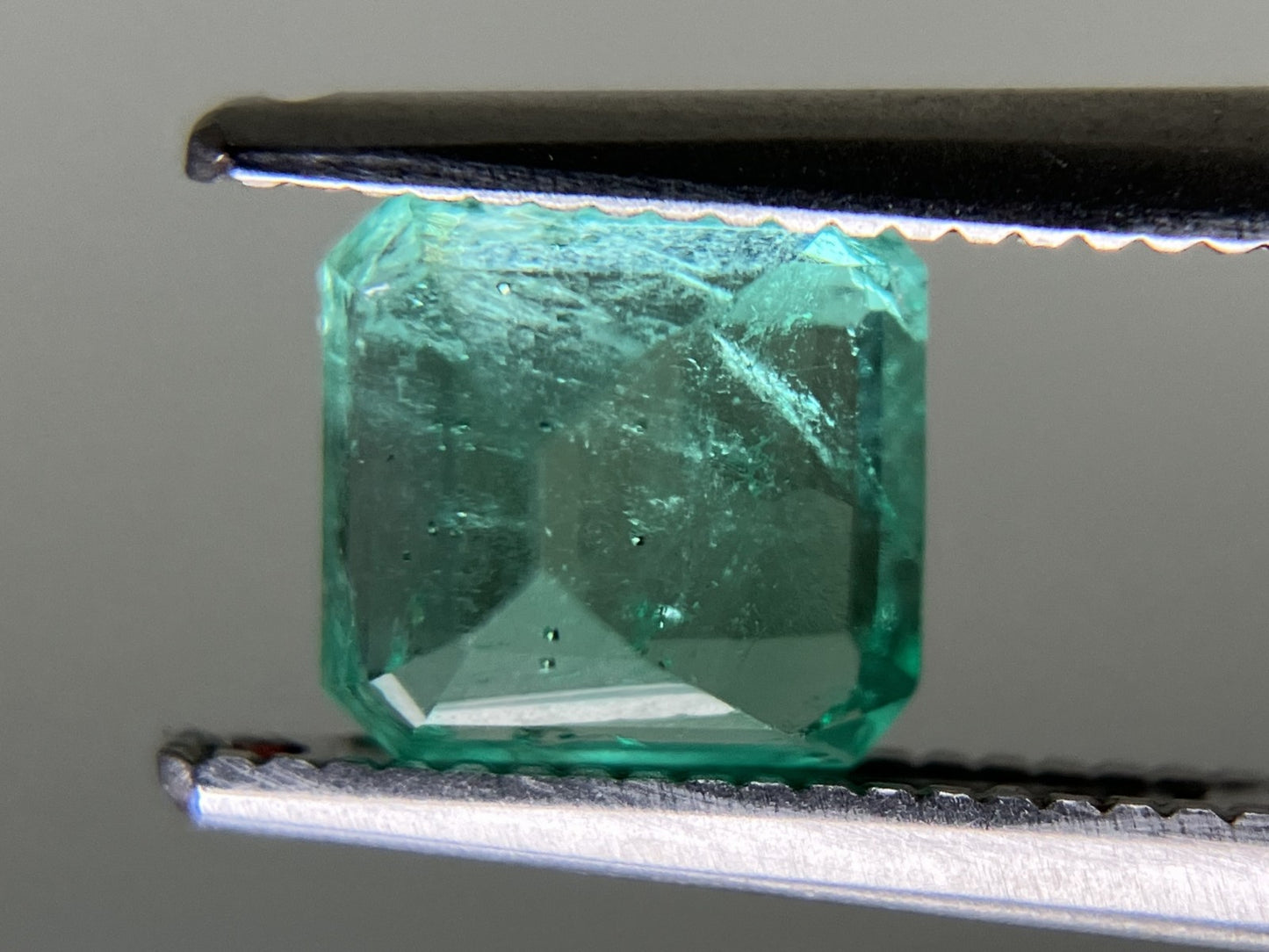 エメラルド 1.096ct  宝石ソーティング付き  5.9㎜×6.1㎜×4.5㎜  天然 ルース（ 裸石 ） 4978YY