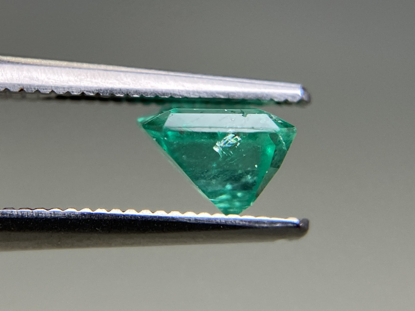 エメラルド 1.096ct  宝石ソーティング付き  5.9㎜×6.1㎜×4.5㎜  天然 ルース（ 裸石 ） 4978YY