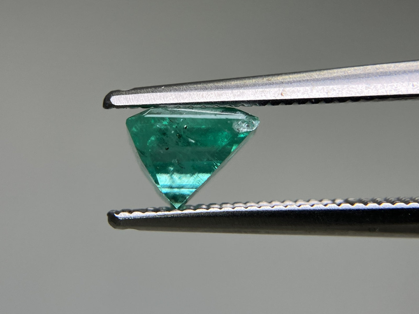 エメラルド 1.096ct  宝石ソーティング付き  5.9㎜×6.1㎜×4.5㎜  天然 ルース（ 裸石 ） 4978YY
