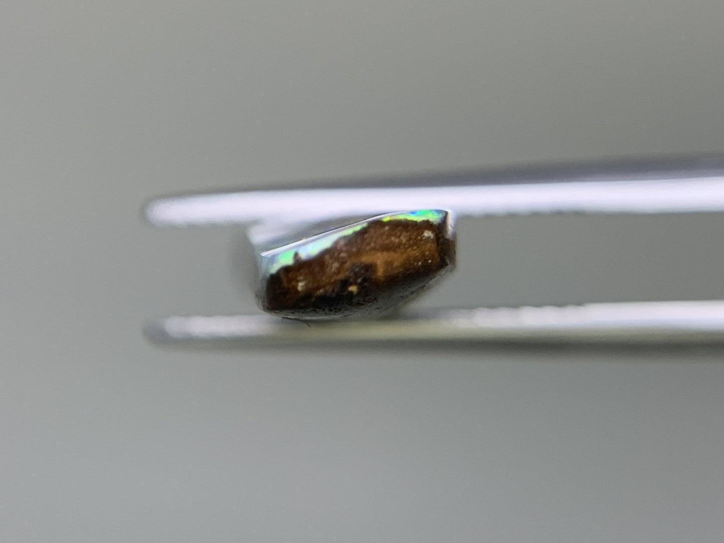 ボルダーオパール 9.533ct  宝石ソーティング付き  32.0㎜×7.7㎜×4.0㎜  ルース（ 裸石 ） 2120Y