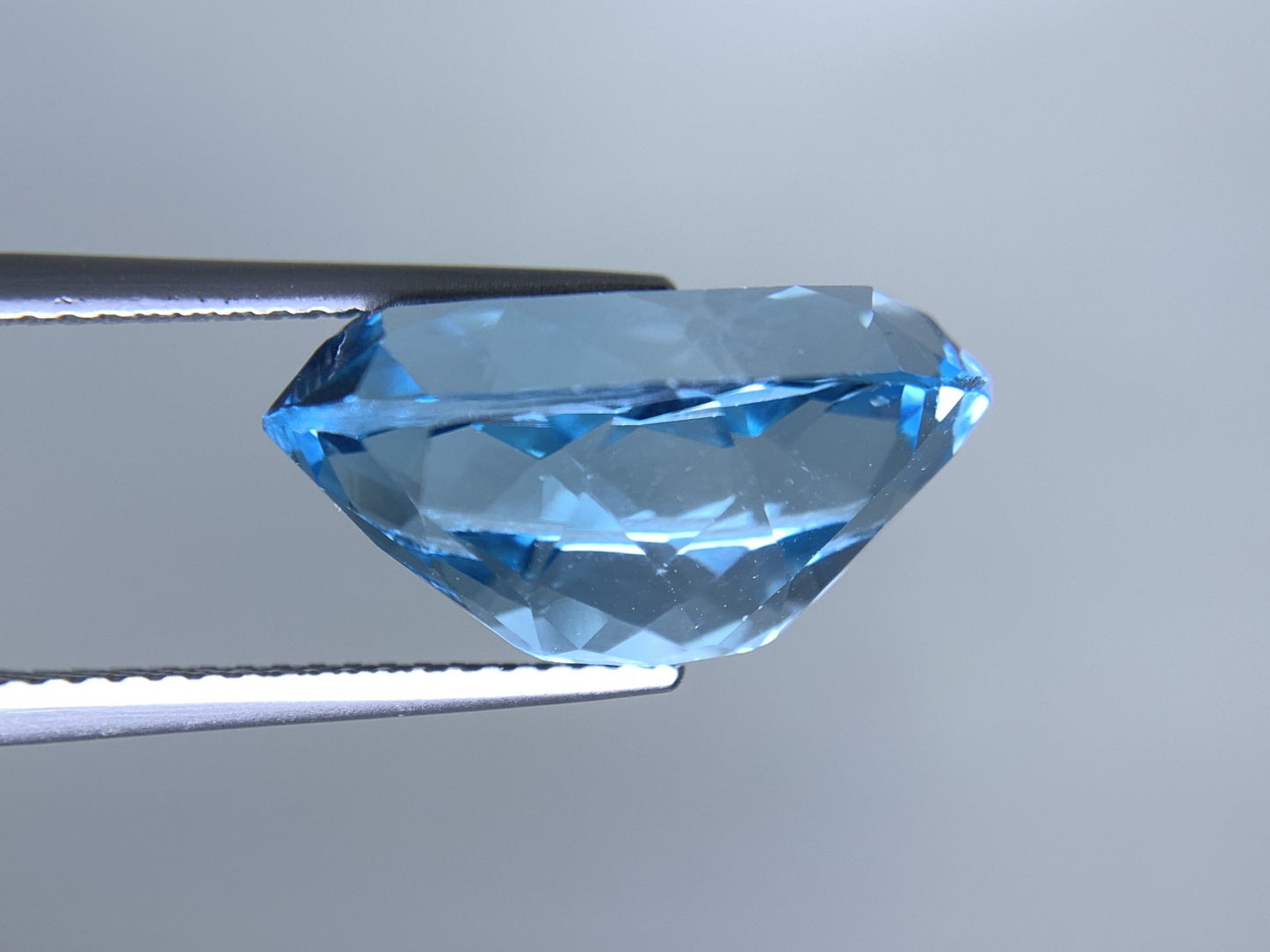 ブルートパーズ 天然 15.737ct 宝石ソーティング付き 17.8㎜×12.8㎜×9.0㎜ ルース（ 裸石 ） 6987Y