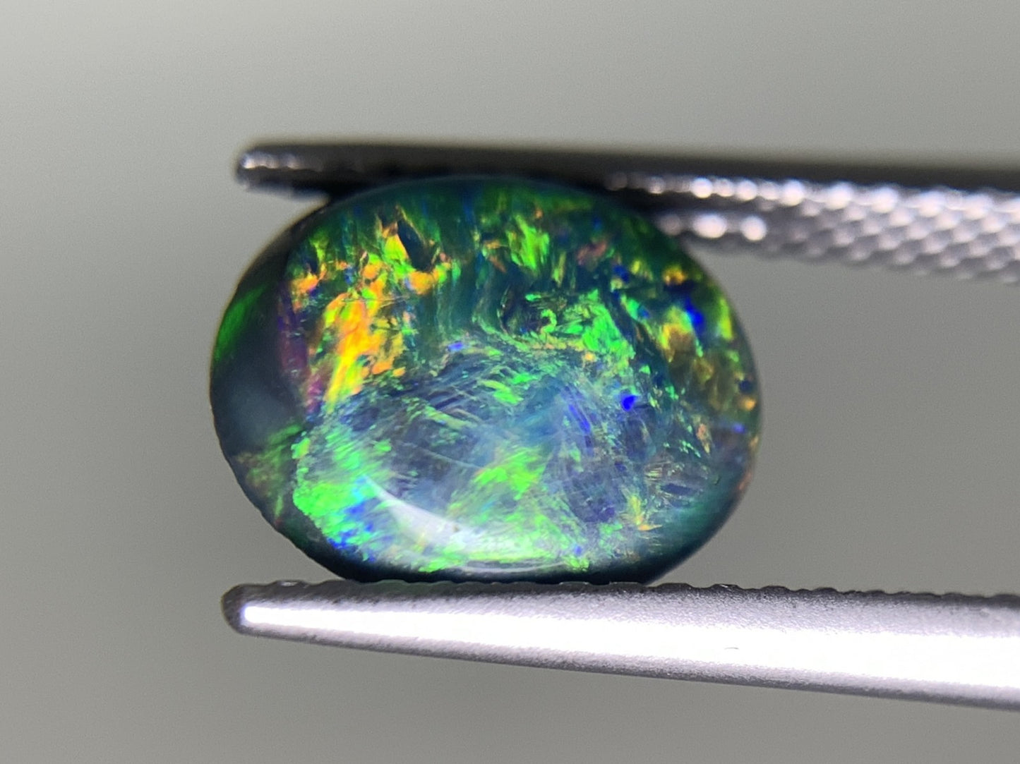 ブラックオパール　 1.927ct 宝石ソーティング付き  9.6㎜×8.2㎜×4.1㎜  ルース（ 裸石 ） 3068Y