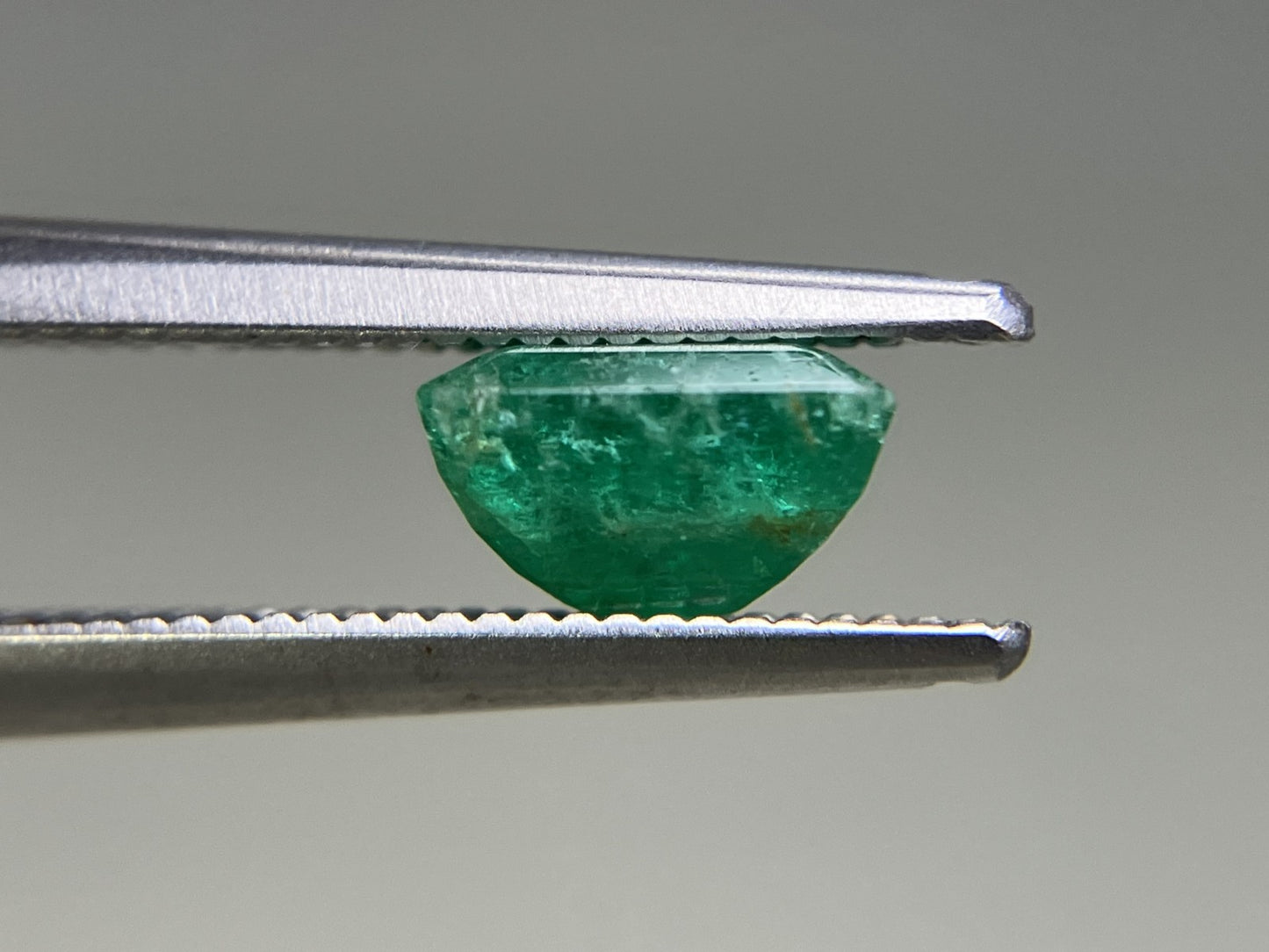 エメラルド 1.253ct  宝石ソーティング付き  6.5㎜×6.0㎜×3.9㎜  天然 ルース（ 裸石 ） 4969YY