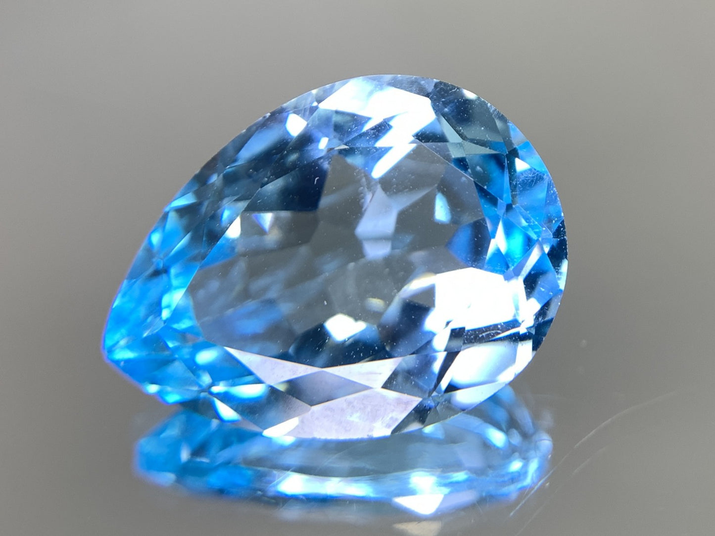 ブルートパーズ 天然 18.903ct 宝石ソーティング付き 20.0㎜×15.1㎜×8.8㎜ ルース（ 裸石 ） 6988Y
