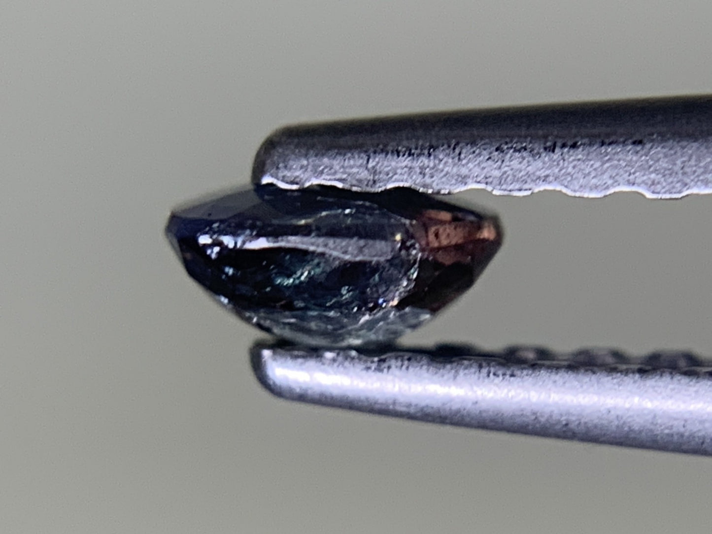 アレキサンドライト 0.215ct 中央宝石ソーティング付き 3.96㎜×3.17㎜×1.8㎜ ルース（ 裸石 ） 3711Y