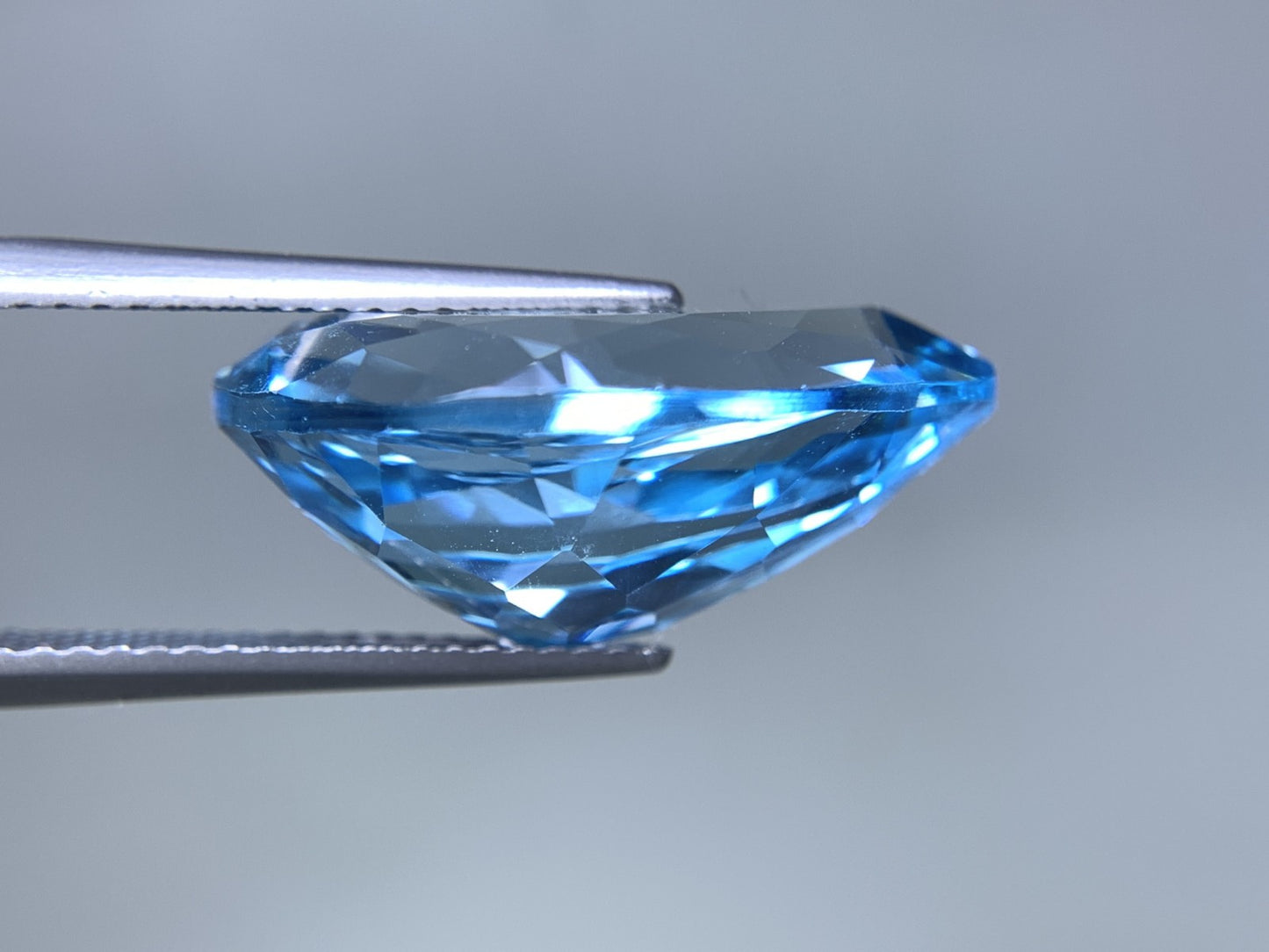 ブルートパーズ 天然 18.903ct 宝石ソーティング付き 20.0㎜×15.1㎜×8.8㎜ ルース（ 裸石 ） 6988Y