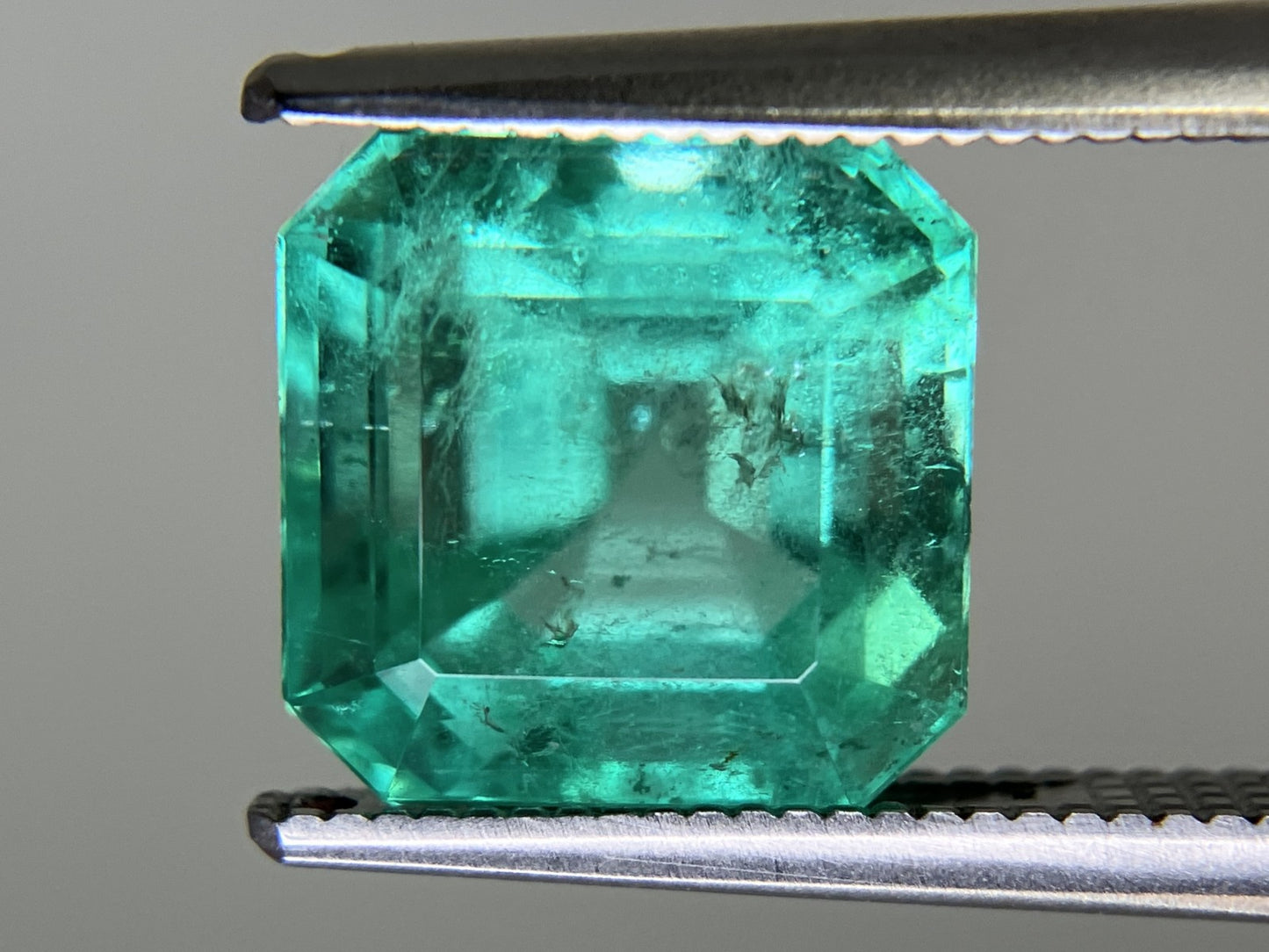 エメラルド 4.360ct  中央宝石鑑別書付き  コロンビア産  9.16㎜×9.16㎜×7.34㎜  天然 ルース（ 裸石 ） 4843YY