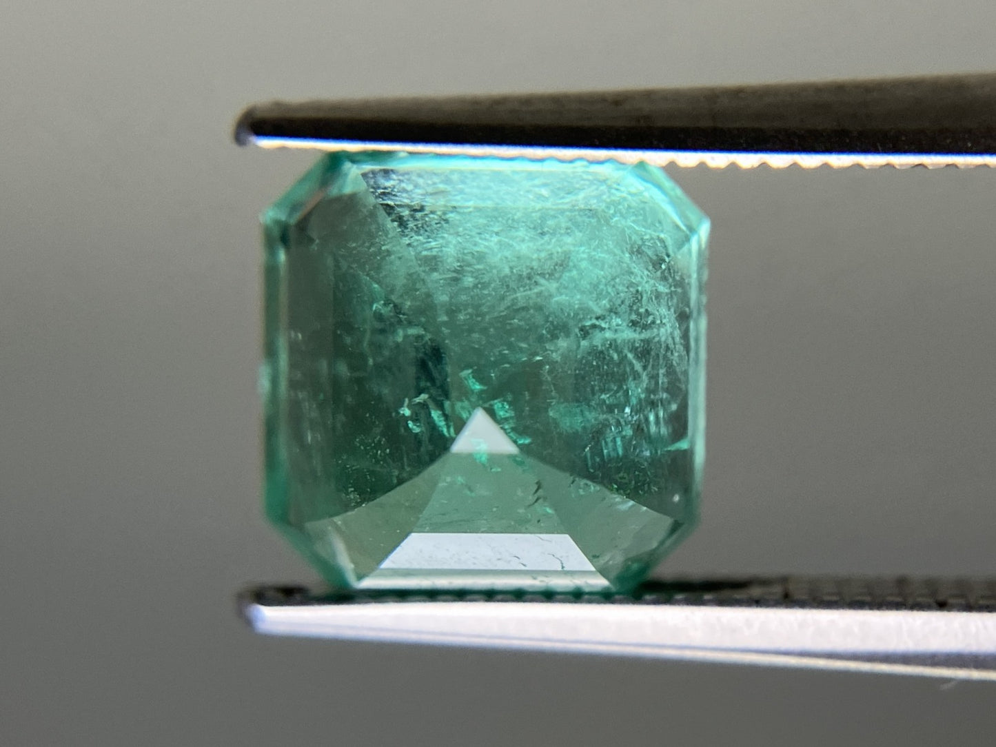 エメラルド 4.360ct  中央宝石鑑別書付き  コロンビア産  9.16㎜×9.16㎜×7.34㎜  天然 ルース（ 裸石 ） 4843YY
