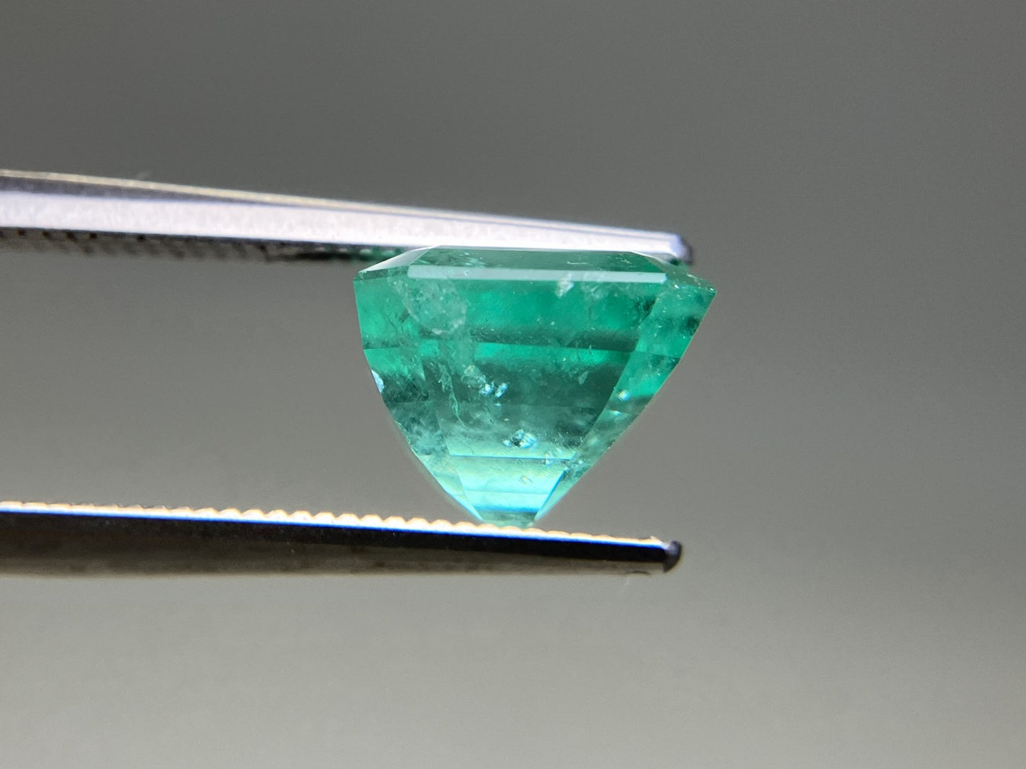 エメラルド 4.360ct  中央宝石鑑別書付き  コロンビア産  9.16㎜×9.16㎜×7.34㎜  天然 ルース（ 裸石 ） 4843YY