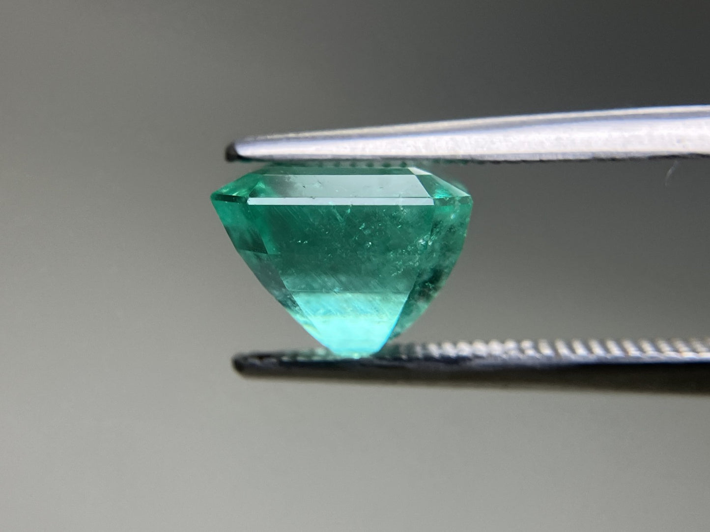 エメラルド 4.360ct  中央宝石鑑別書付き  コロンビア産  9.16㎜×9.16㎜×7.34㎜  天然 ルース（ 裸石 ） 4843YY