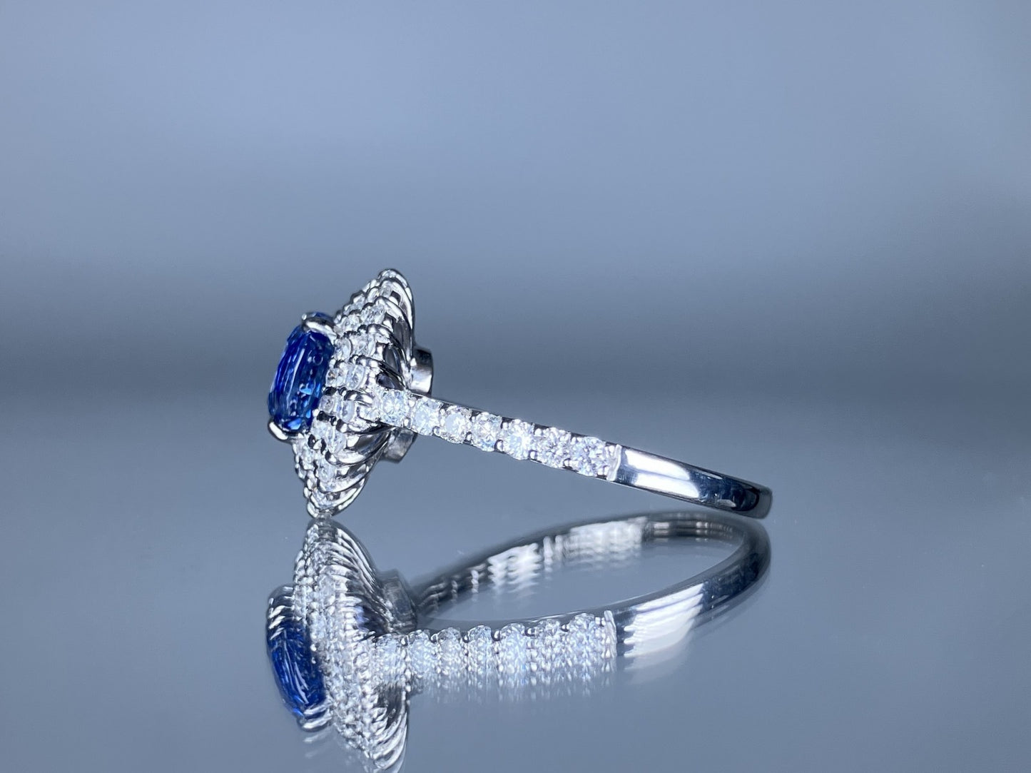 サファイア 1.70ct コンフラワーブルー Cornflower blue AIGS鑑別書 D0.72ct PT900 5.2g 指輪 （JP13号） サイズ直し無料 7333S