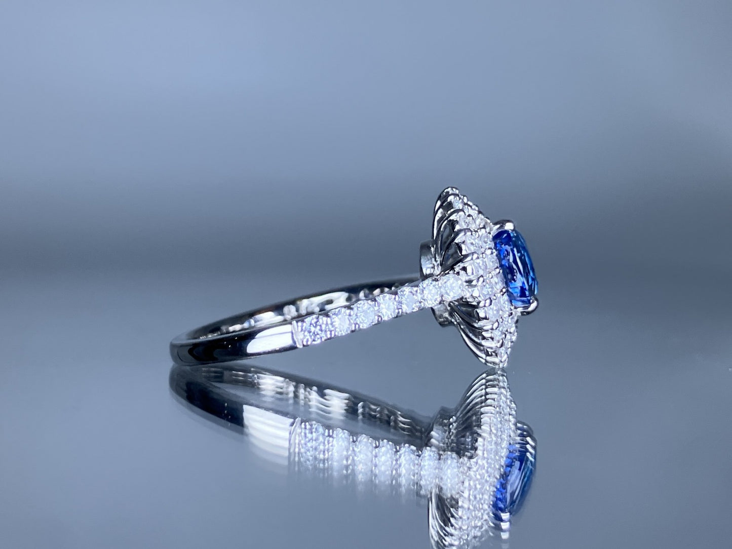 サファイア 1.70ct コンフラワーブルー Cornflower blue AIGS鑑別書 D0.72ct PT900 5.2g 指輪 （JP13号） サイズ直し無料 7333S