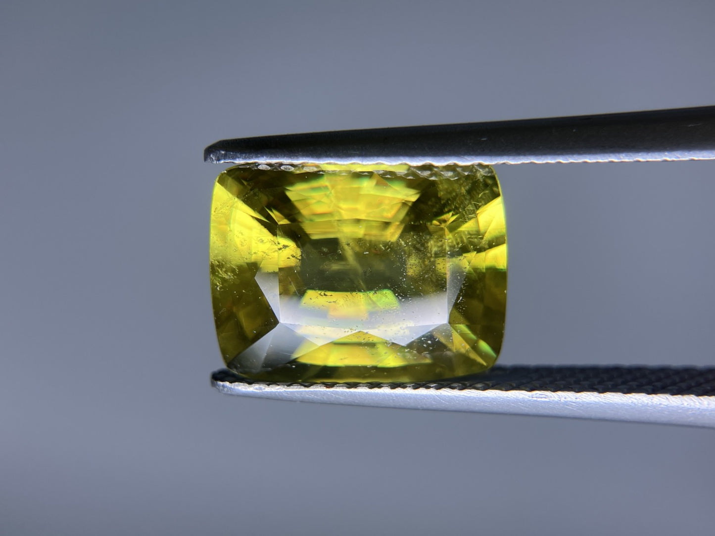 スフェーン 4.614ct 中央宝石ソーティング付き 11.18㎜×8.86㎜×5.34㎜ ルース（ 裸石 ） 3415S