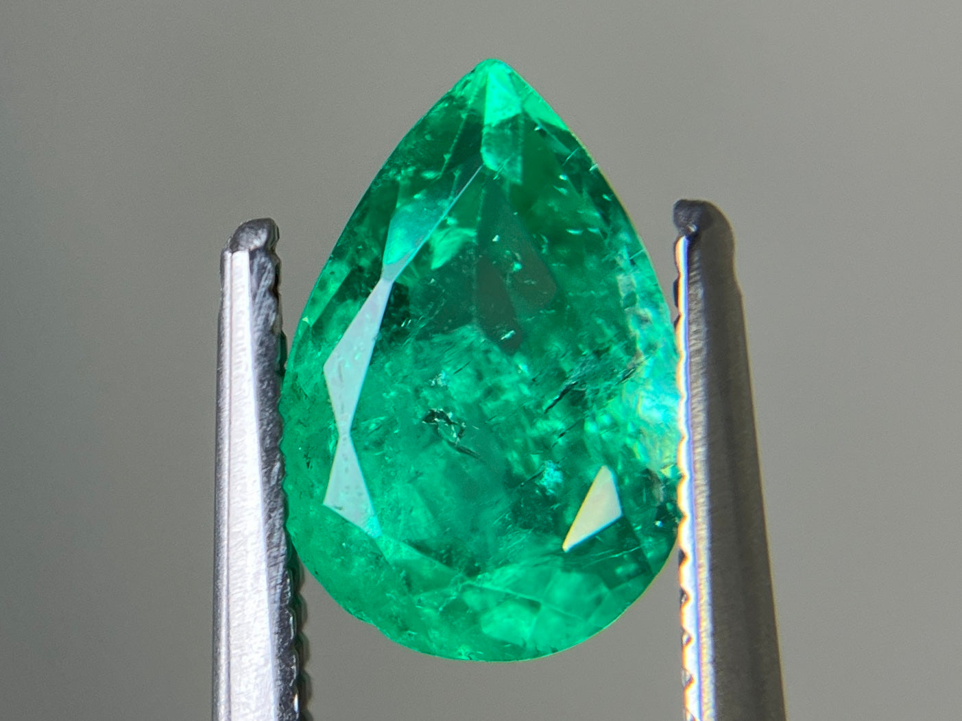 エメラルド 天然 1.537ct 中央宝石ソーティング付き 9.26㎜×6.41㎜×4.89㎜ ルース（ 裸石 ） 7769YY