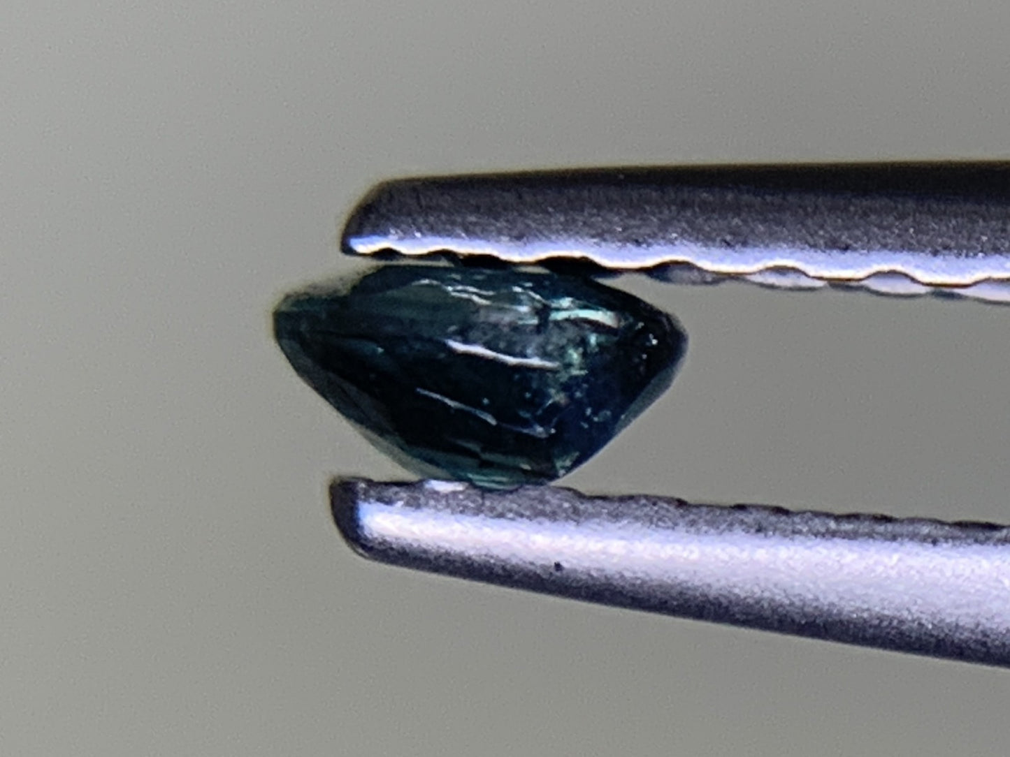 アレキサンドライト 0.162ct 中央宝石ソーティング付き 3.46㎜×3.02㎜×1.82㎜ ルース（ 裸石 ） 3709Y