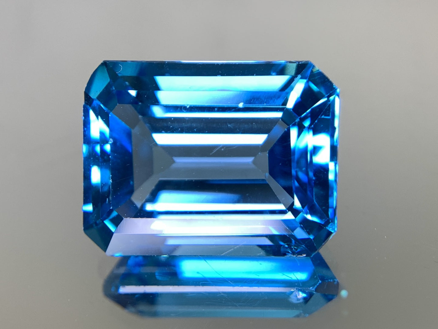 ブルートパーズ 天然 13.734ct 宝石ソーティング付き 15.3㎜×11.5㎜×7.8㎜ ルース（ 裸石 ） 6989Y