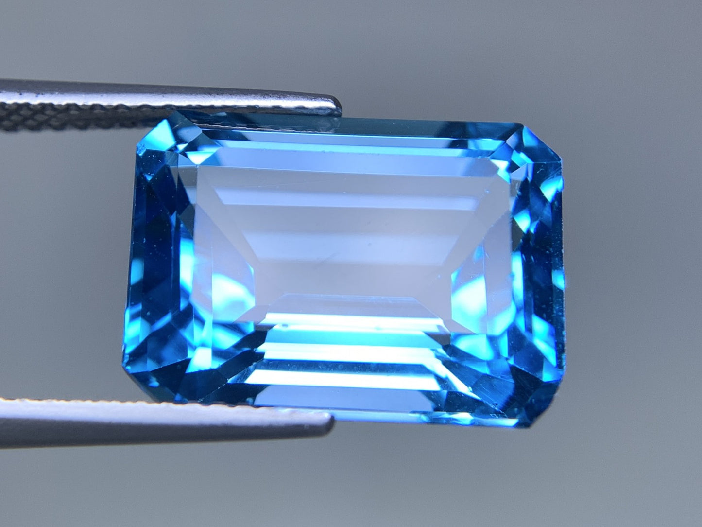 ブルートパーズ 天然 13.734ct 宝石ソーティング付き 15.3㎜×11.5㎜×7.8㎜ ルース（ 裸石 ） 6989Y