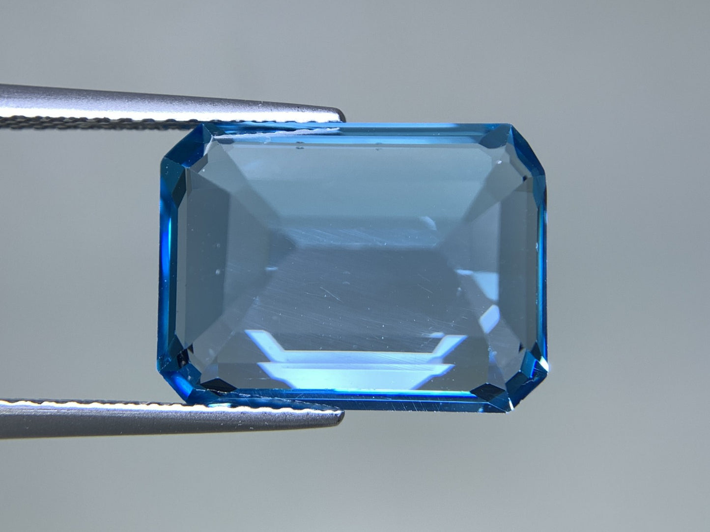 ブルートパーズ 天然 13.734ct 宝石ソーティング付き 15.3㎜×11.5㎜×7.8㎜ ルース（ 裸石 ） 6989Y