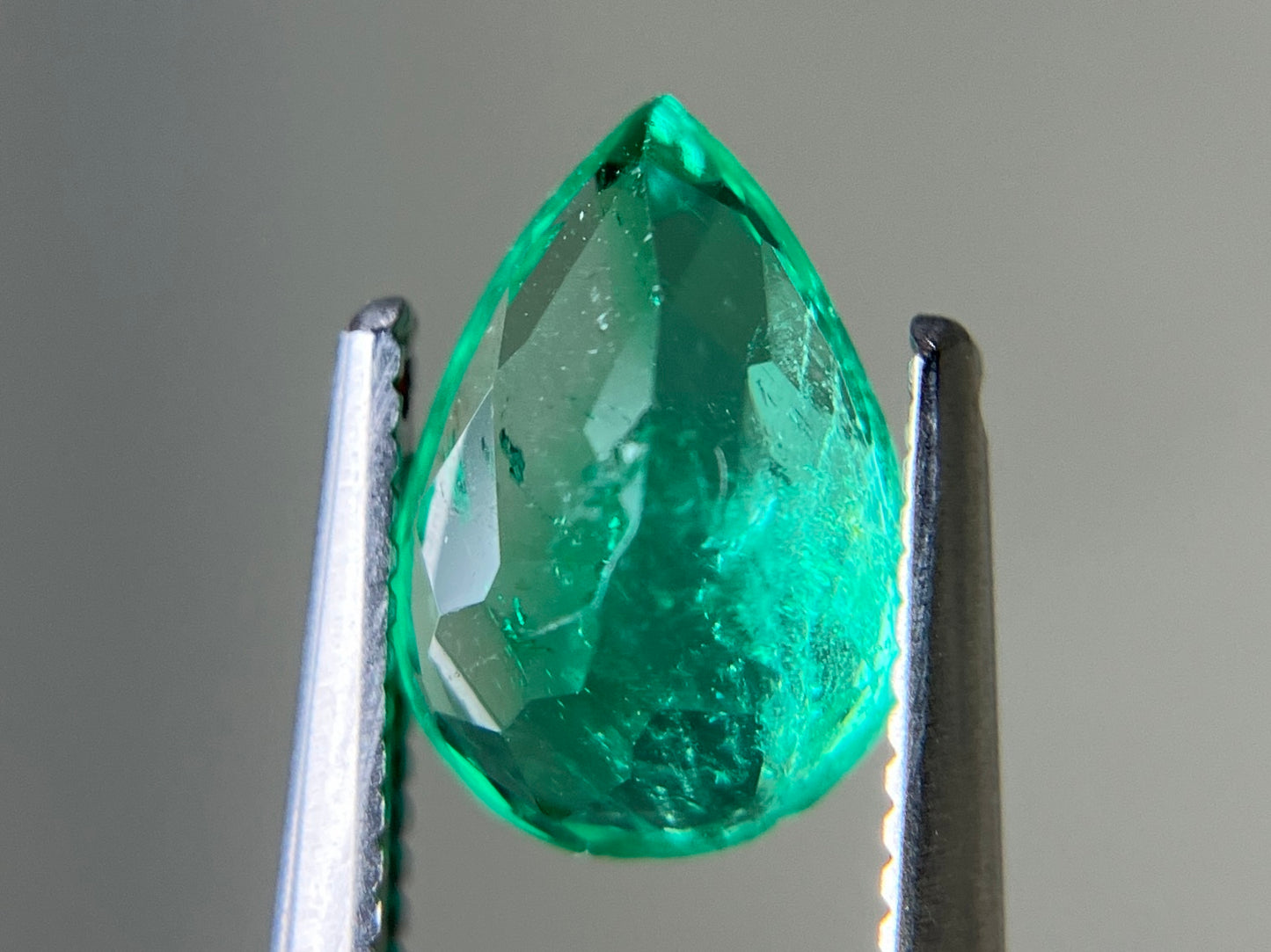 エメラルド 天然 1.537ct 中央宝石ソーティング付き 9.26㎜×6.41㎜×4.89㎜ ルース（ 裸石 ） 7769YY