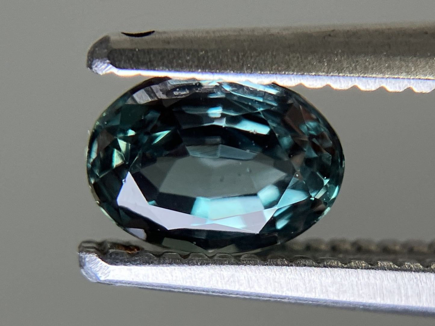 アレキサンドライト 0.646ct  中央宝石ソーティング付き  5.90㎜×4.31㎜×3.04㎜  天然 ルース（ 裸石 ） 4898YY
