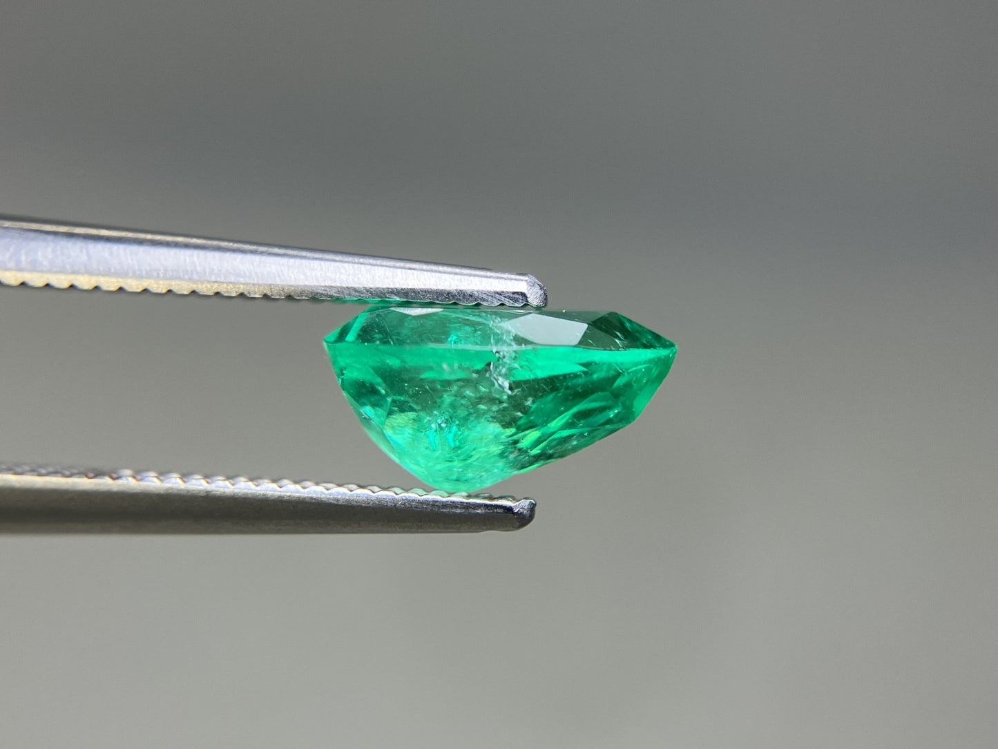 エメラルド 天然 1.537ct 中央宝石ソーティング付き 9.26㎜×6.41㎜×4.89㎜ ルース（ 裸石 ） 7769YY