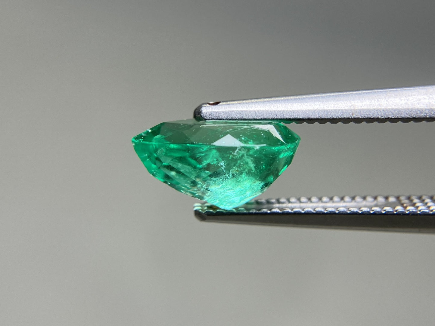 エメラルド 天然 1.537ct 中央宝石ソーティング付き 9.26㎜×6.41㎜×4.89㎜ ルース（ 裸石 ） 7769YY