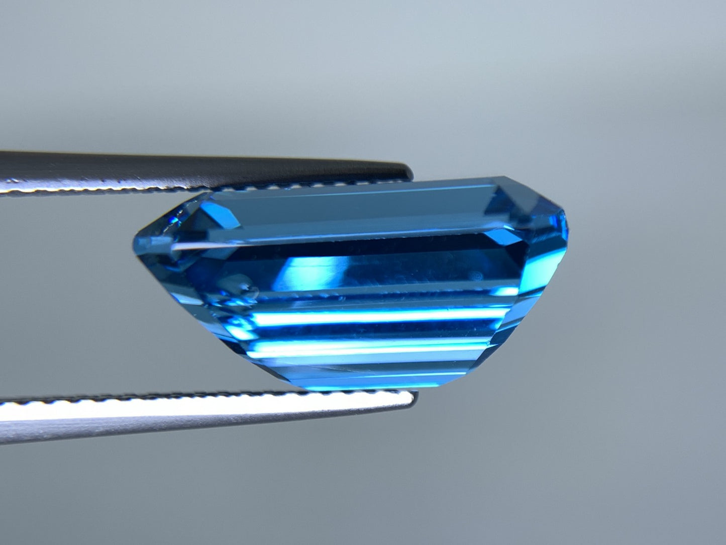 ブルートパーズ 天然 13.734ct 宝石ソーティング付き 15.3㎜×11.5㎜×7.8㎜ ルース（ 裸石 ） 6989Y