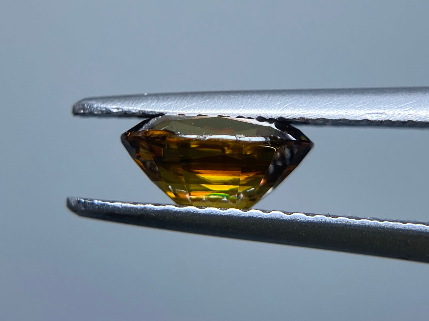 スフェーン 1.426ct 中央宝石ソーティング付き 7.94㎜×5.93㎜×3.89㎜ ルース（ 裸石 ） 3318S
