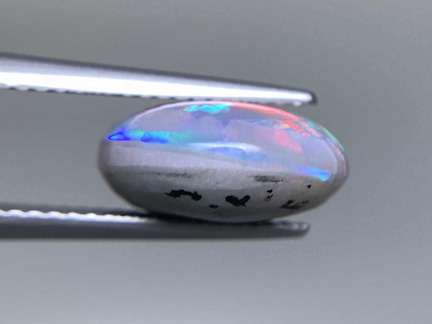 ブラックオパール  天然  4.117ct  中央宝石ソーティング付き  11.8㎜×10.8㎜×5.6㎜   天然 ルース（ 裸石 ） 5261Y