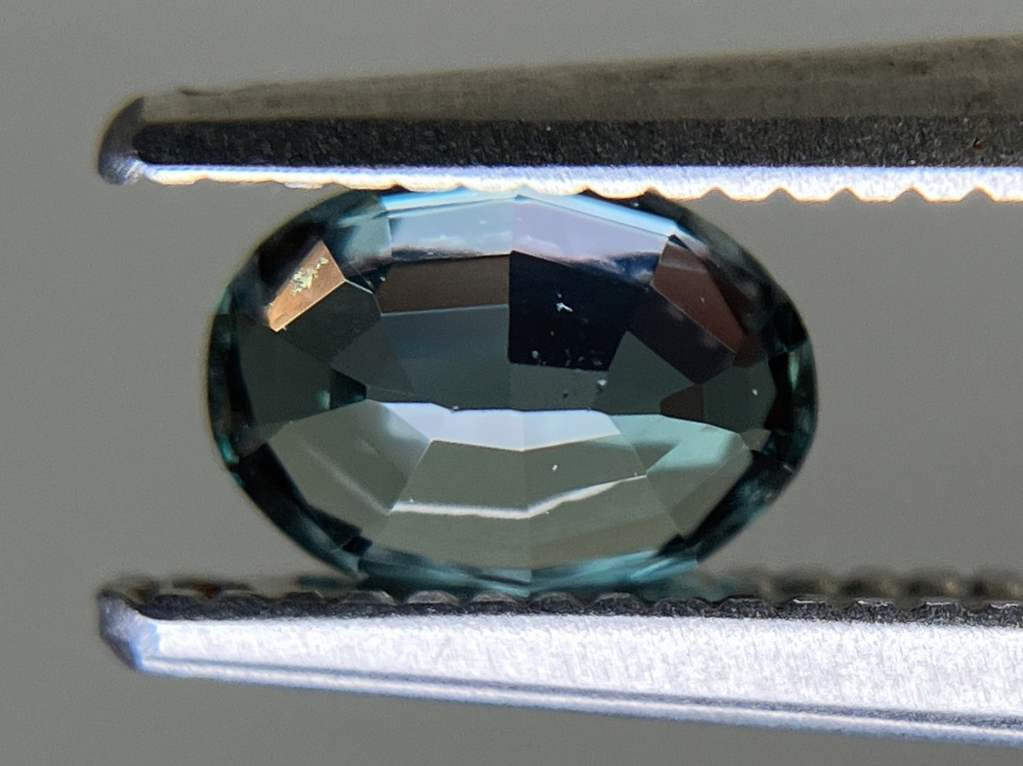 アレキサンドライト 0.646ct  中央宝石ソーティング付き  5.90㎜×4.31㎜×3.04㎜  天然 ルース（ 裸石 ） 4898YY