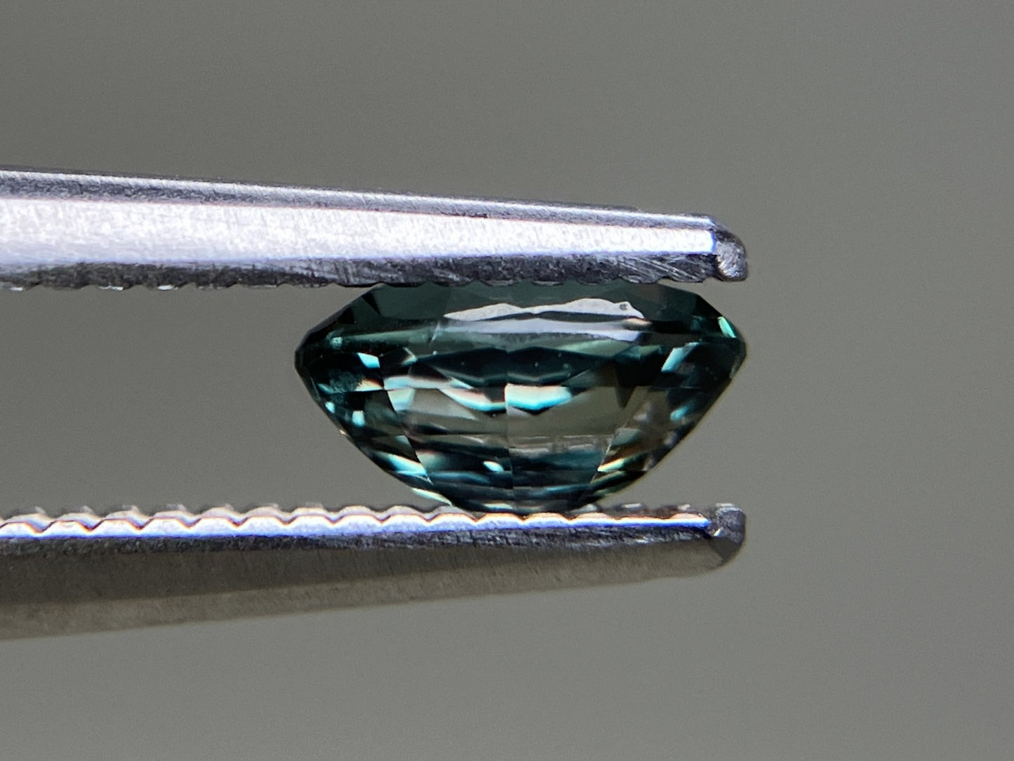 アレキサンドライト 0.646ct  中央宝石ソーティング付き  5.90㎜×4.31㎜×3.04㎜  天然 ルース（ 裸石 ） 4898YY