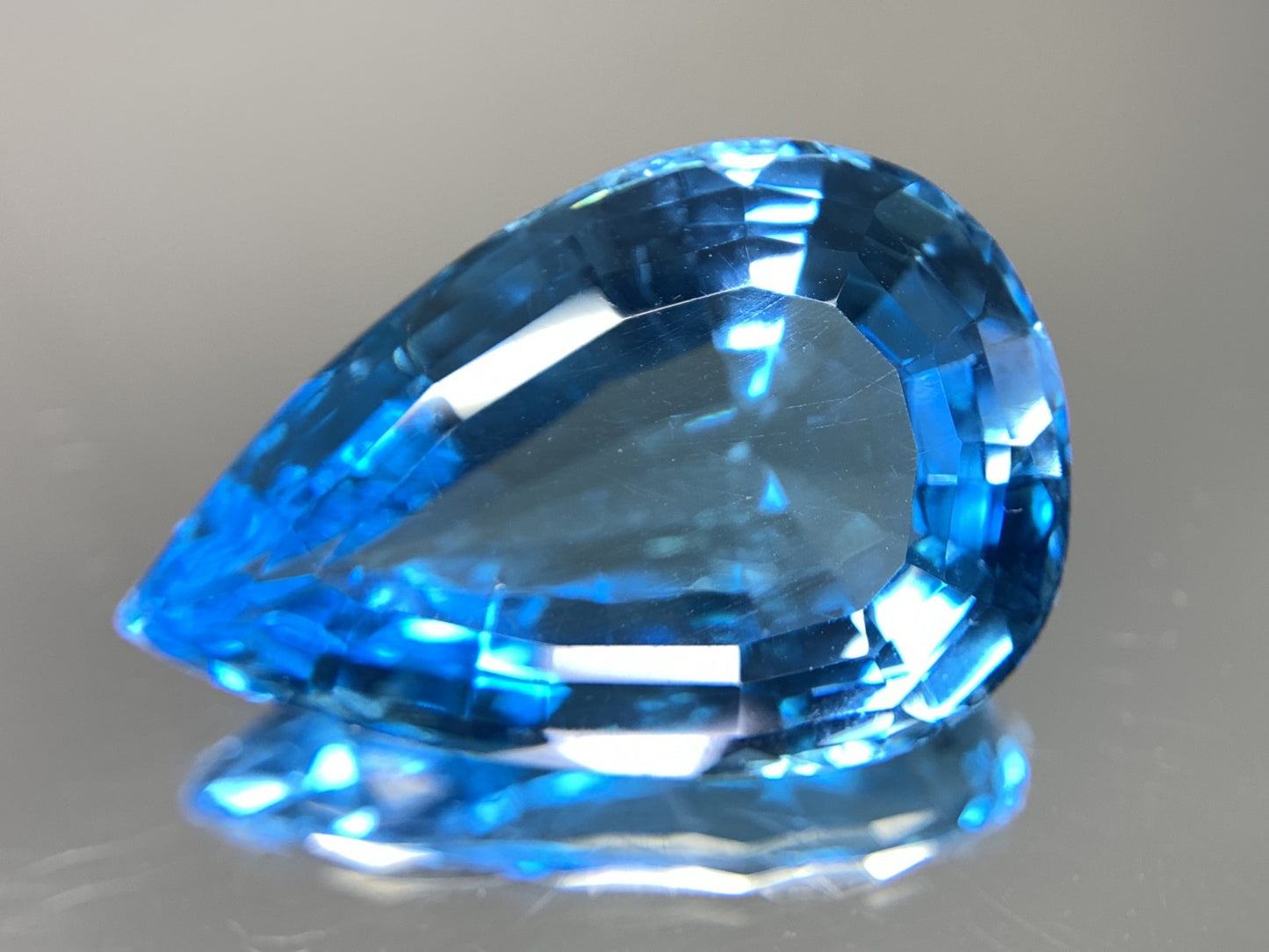ブルートパーズ 天然 39.751ct 宝石ソーティング付き 27.8㎜×18.5㎜×11.2㎜ ルース（ 裸石 ） 6986Y