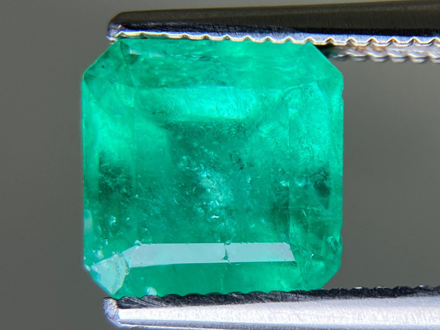 エメラルド 天然 2.261ct 中央宝石ソーティング付き 7.62㎜×7.58㎜×5.98㎜ ルース（ 裸石 ） 7920YY
