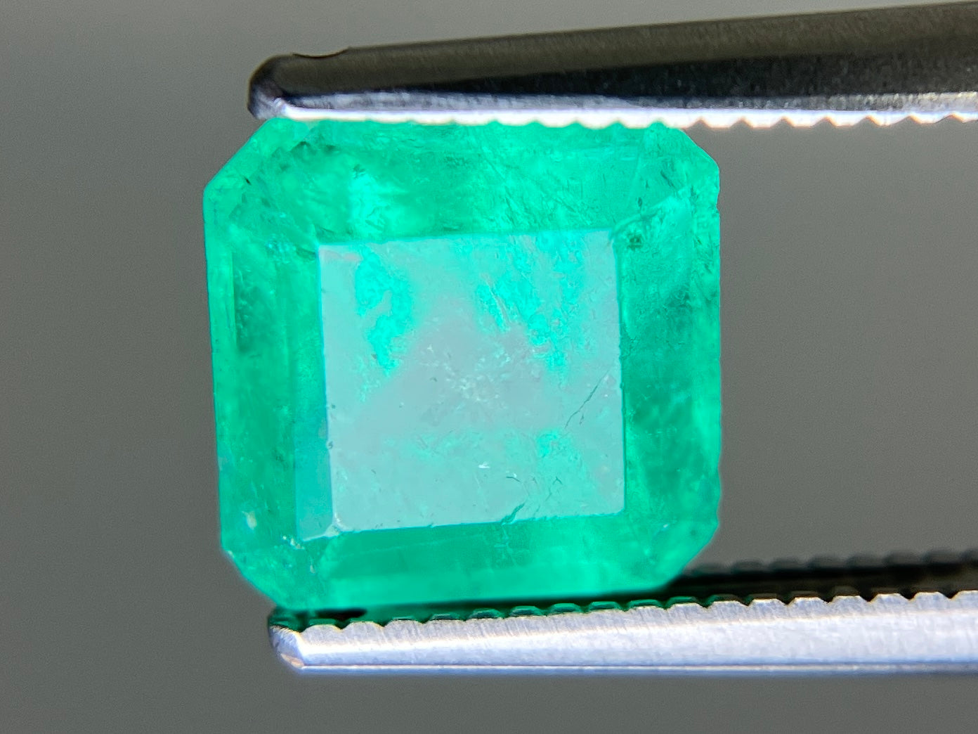 エメラルド 天然 2.261ct 中央宝石ソーティング付き 7.62㎜×7.58㎜×5.98㎜ ルース（ 裸石 ） 7920YY