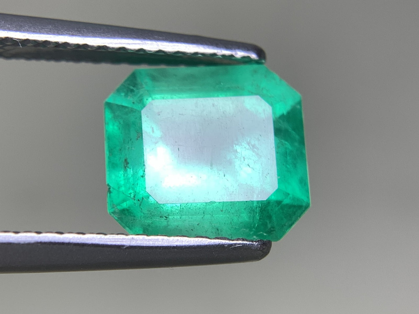 エメラルド 2.491ct 宝石ソーティング付き  8.92㎜×8.07㎜×5.43㎜  ルース（ 裸石 ） 2564Y