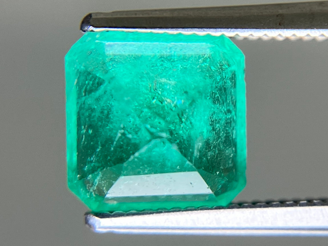 エメラルド 天然 2.261ct 中央宝石ソーティング付き 7.62㎜×7.58㎜×5.98㎜ ルース（ 裸石 ） 7920YY
