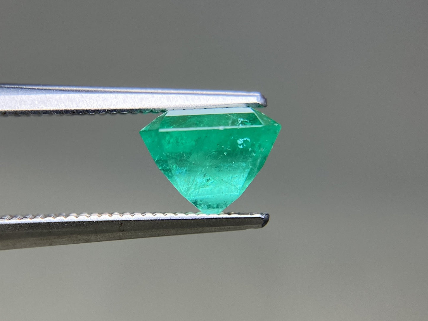 エメラルド 天然 2.261ct 中央宝石ソーティング付き 7.62㎜×7.58㎜×5.98㎜ ルース（ 裸石 ） 7920YY