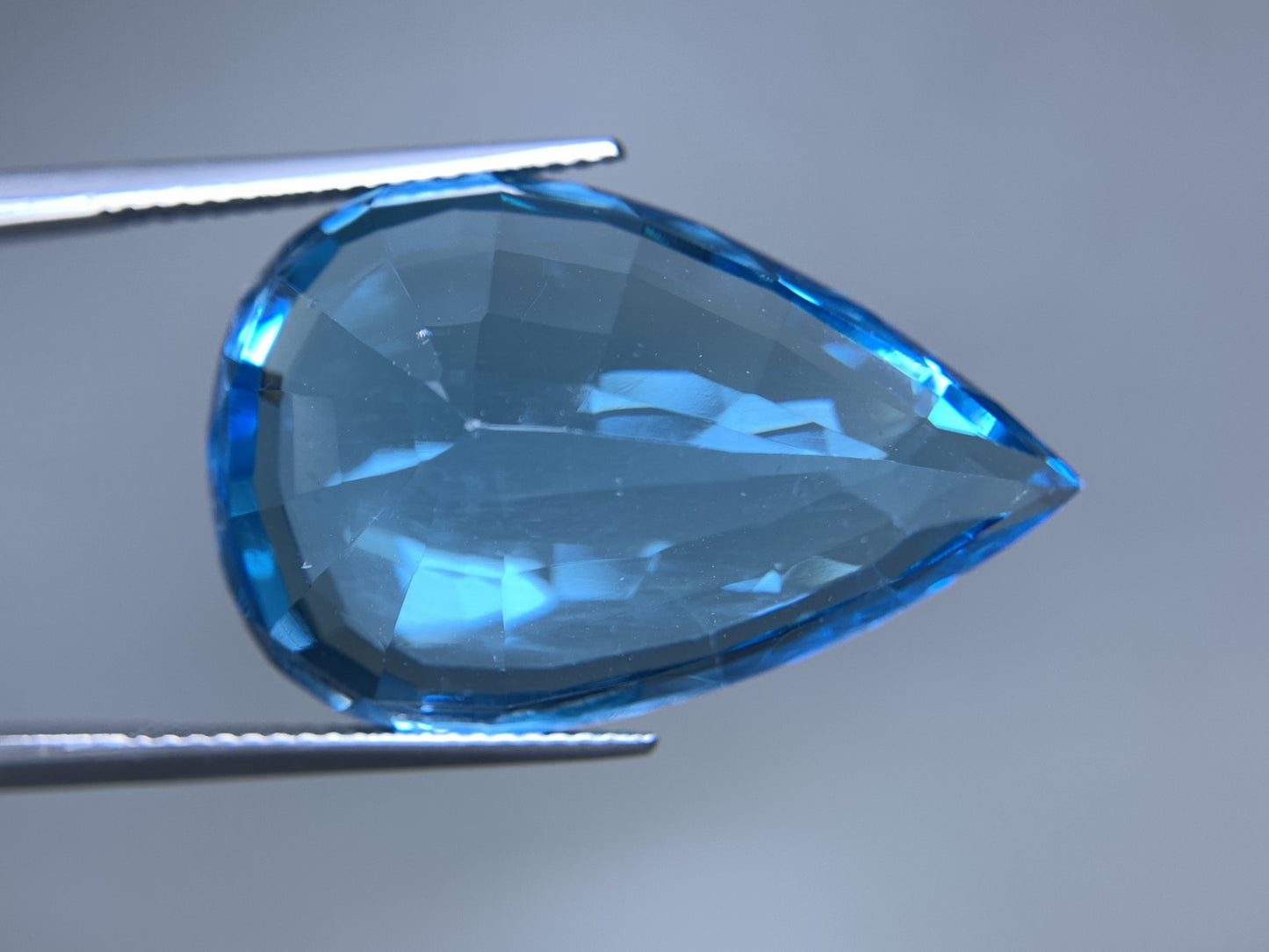 ブルートパーズ 天然 39.751ct 宝石ソーティング付き 27.8㎜×18.5㎜×11.2㎜ ルース（ 裸石 ） 6986Y