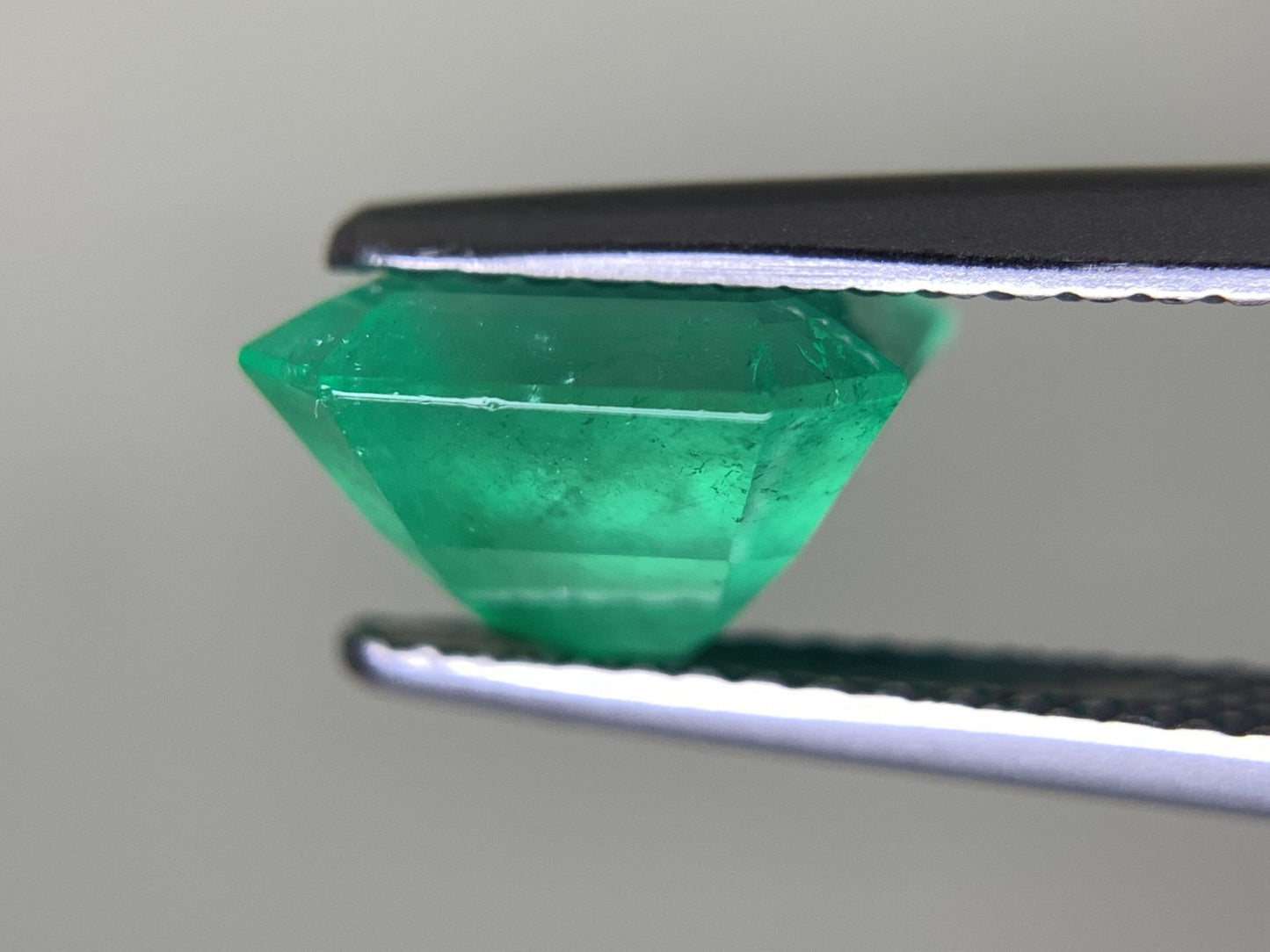 エメラルド 2.491ct 宝石ソーティング付き  8.92㎜×8.07㎜×5.43㎜  ルース（ 裸石 ） 2564Y