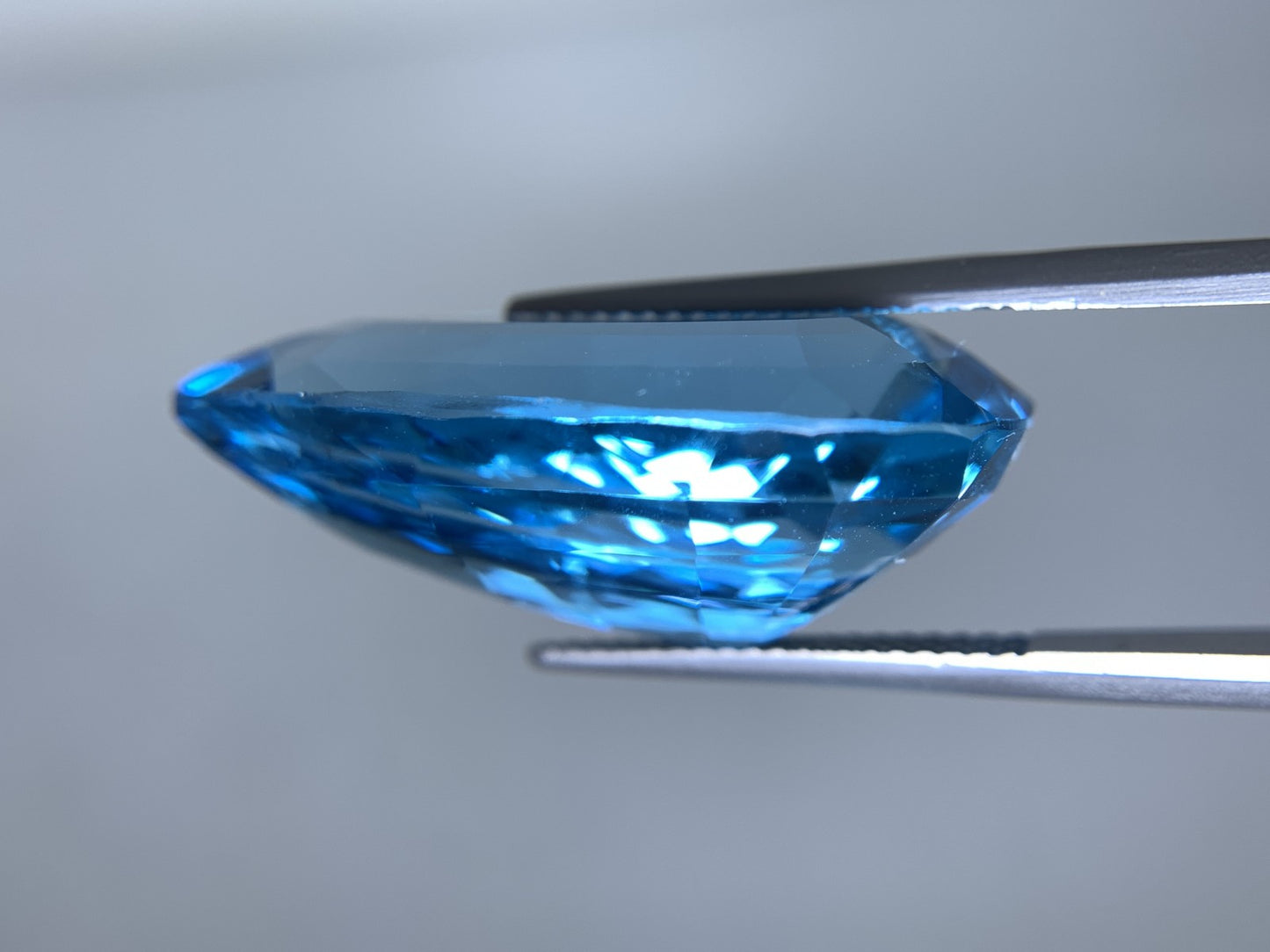 ブルートパーズ 天然 39.751ct 宝石ソーティング付き 27.8㎜×18.5㎜×11.2㎜ ルース（ 裸石 ） 6986Y