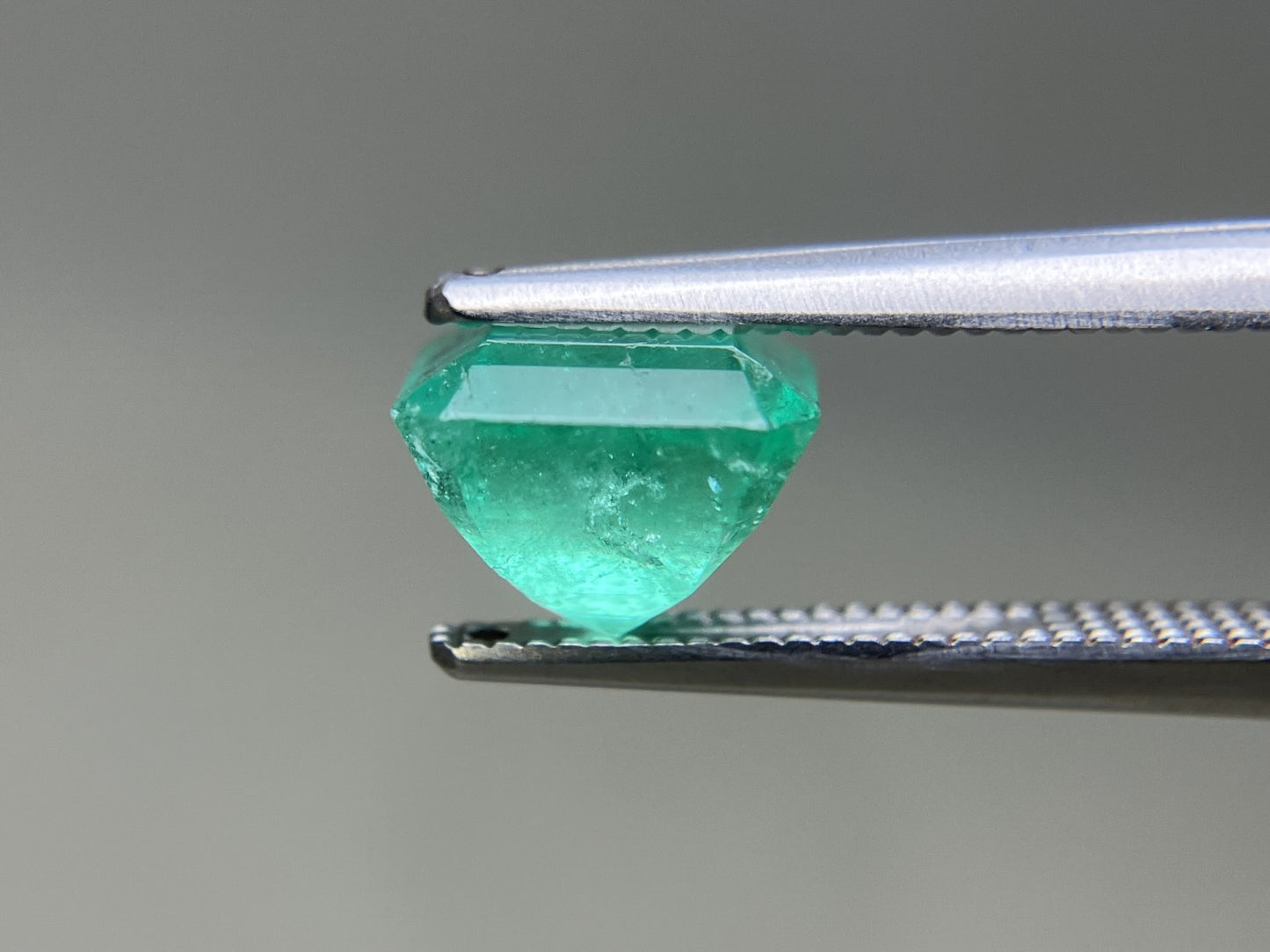 エメラルド 天然 2.261ct 中央宝石ソーティング付き 7.62㎜×7.58㎜×5.98㎜ ルース（ 裸石 ） 7920YY