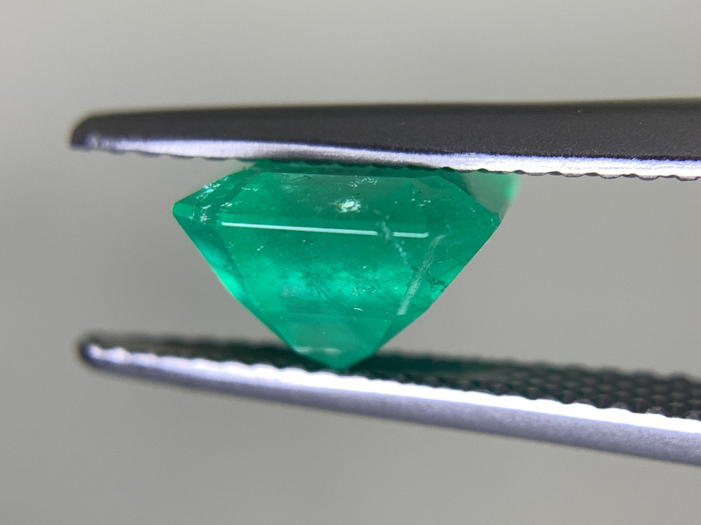 エメラルド 2.491ct 宝石ソーティング付き  8.92㎜×8.07㎜×5.43㎜  ルース（ 裸石 ） 2564Y
