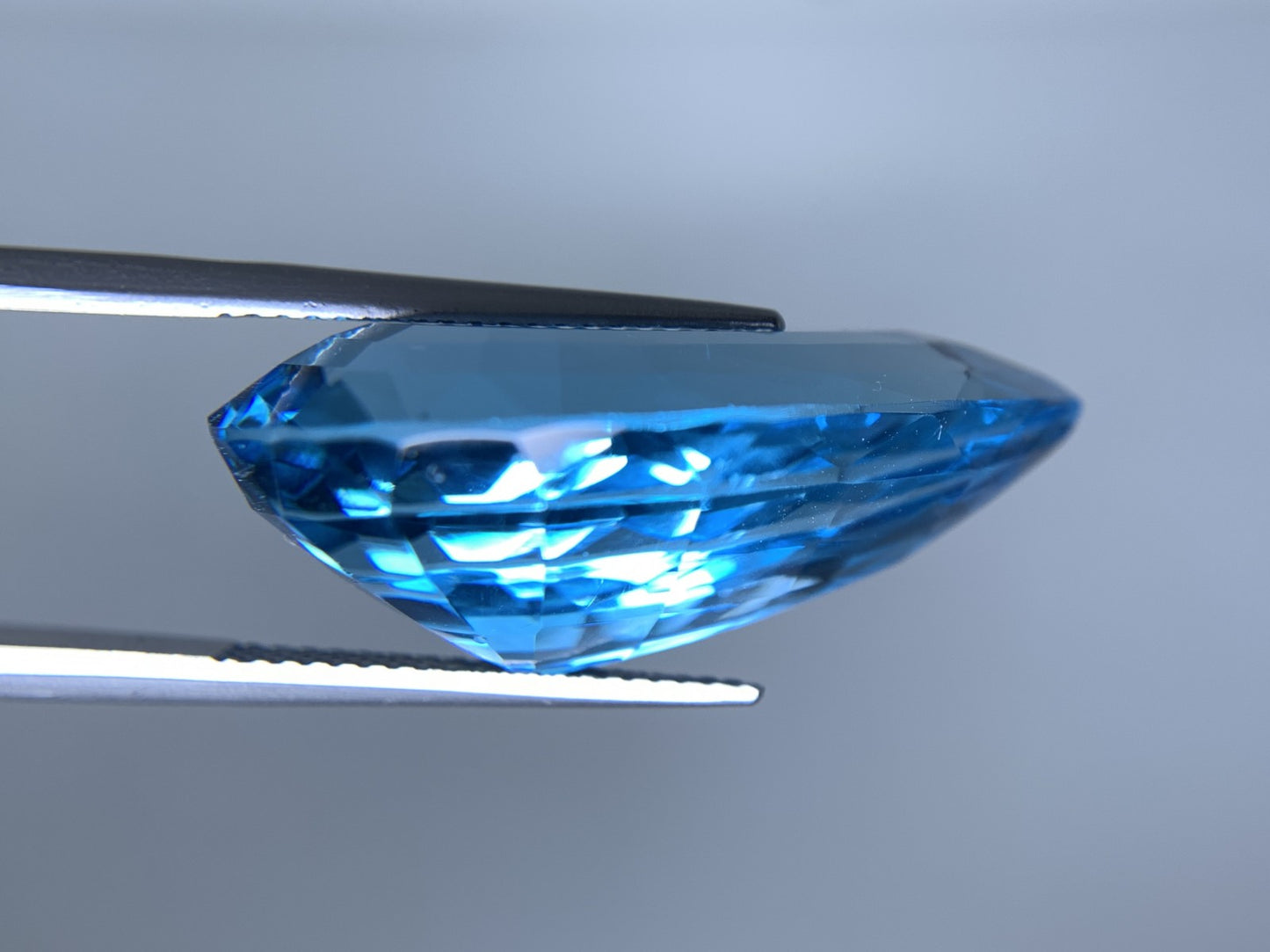 ブルートパーズ 天然 39.751ct 宝石ソーティング付き 27.8㎜×18.5㎜×11.2㎜ ルース（ 裸石 ） 6986Y
